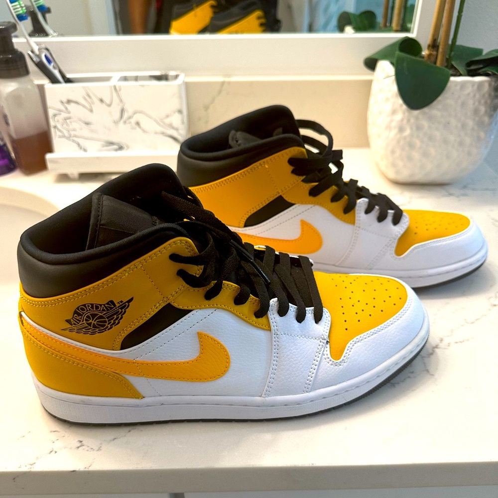 Jordan 1 mid University Gold